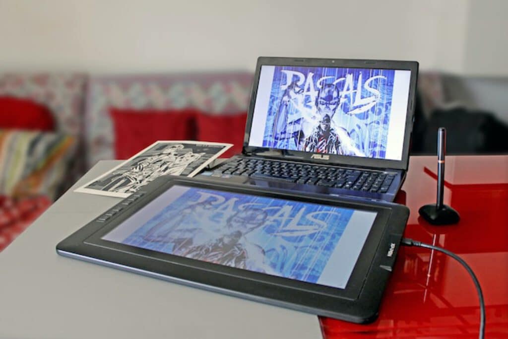 Een laptop voor grafische vormgevers aangesloten aan een tekentablet